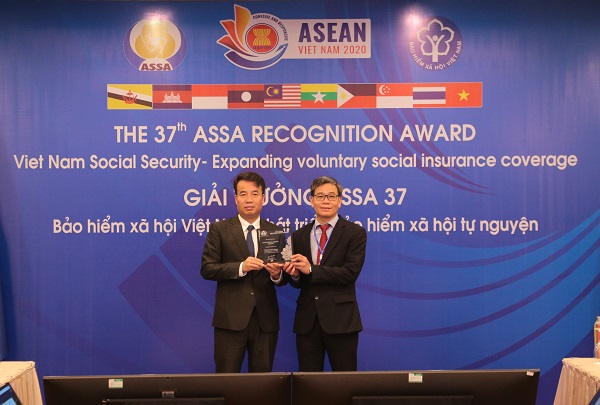 Tổng Giám đốc Nguyễn Thế Mạnh nhận Giải thưởng của Chủ tịch ASSA với hạng mục “Tiếp tục cải tiến” với nội dung “BHXH Việt Nam phát triển đối tượng tham gia BHXH tự nguyện”