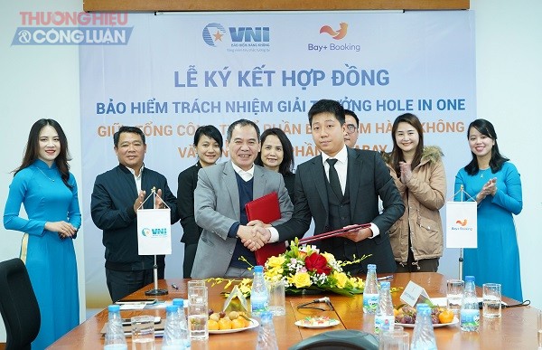 Ông Phạm Anh Đức - Tổng giám đốc Bảo hiểm PVI (bìa trái) và ông Nguyễn Hồng Đức- Chủ tịch VGS Group tại Lễ ký kết thỏa thuận hợp tác
