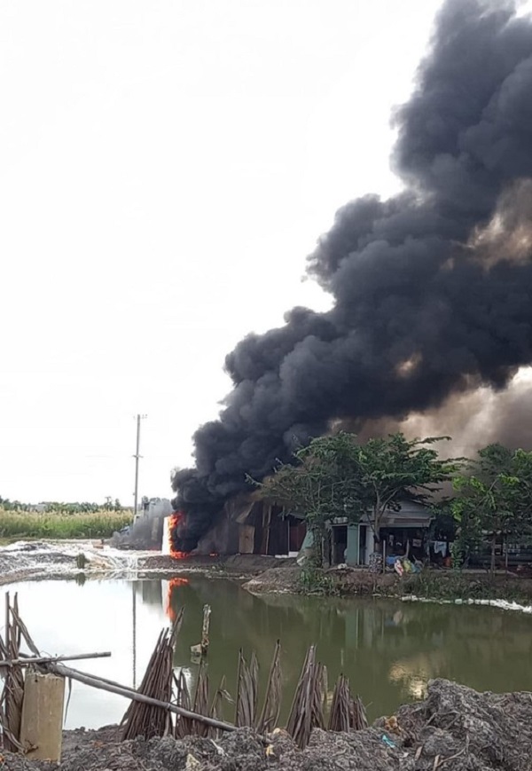 TPHCM: Cháy xưởng làm đồ trang trí Noel ở quận 9