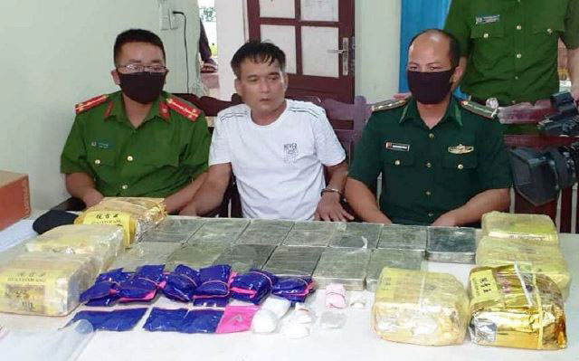 Công an Nghệ An bắt giữ đối tượng Trần Văn Khánh thu giữ thu giữ 13 bánh heroin, 7kg ma túy dạng đá, 10.000 viên ma túy tổng hợp