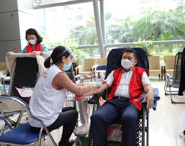 Ông Trần Minh Dũng - Trưởng Ban Kế hoạch EVNNPC đã nhiều lần tham gia hiến máu.