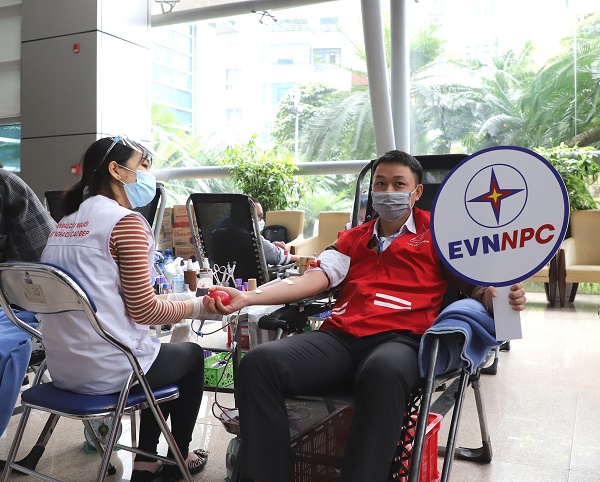 Ông Nguyễn Mạnh Tuấn - Trưởng Phòng Quản trị Nhân sự - Văn phòng EVNNPC nhiều năm tham gia hiến máu.