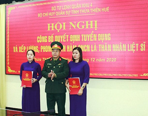 Thượng tá Ngô Nam Cường- Chỉ huy trưởng BCHQS tỉnh TT Huế trao quyết định và phong quân hàm cho 02 quân nhân chuyên nghiệp- thân nhân liệt sĩ