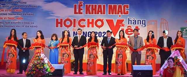 Cắt băng khai mạc hội chợ