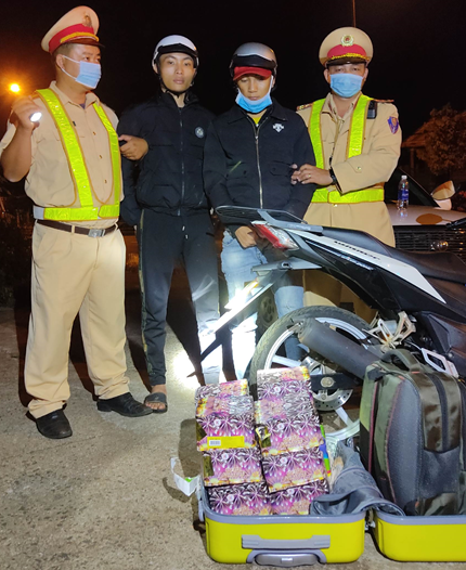 Gia Lai: Phát hiện 2 đối tượng vận chuyển 15 hộp pháo hoa