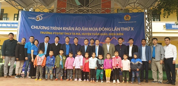 Tập đoàn Bảo Việt triển khai chương trình Khăn áo ấm mùa đông tại Điện Biên