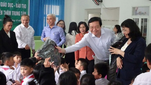 TPHCM: Ngành giáo dục hỗ trợ 100 triệu đồng cho Trung tâm nuôi dạy trẻ khuyết tật Võ Hồng Sơn