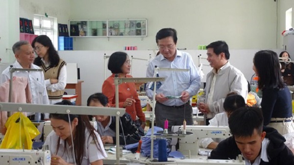 Giám đốc Sở GD-ĐT TPHCM Lê Hồng Sơn tham quan xưởng may công nghiệp của trung tâm.