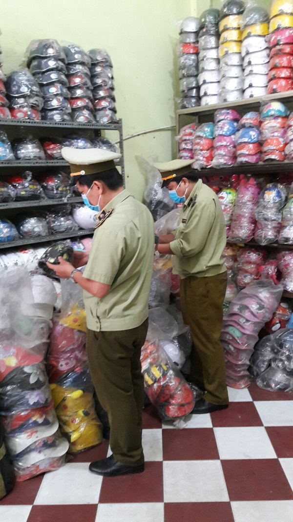 1.000 chiếc mũ bảo hiểm giả nhãn hiệu Nón Sơn vừa bị lực lượng chức năng tỉnh Tiền Giang bắt giữ