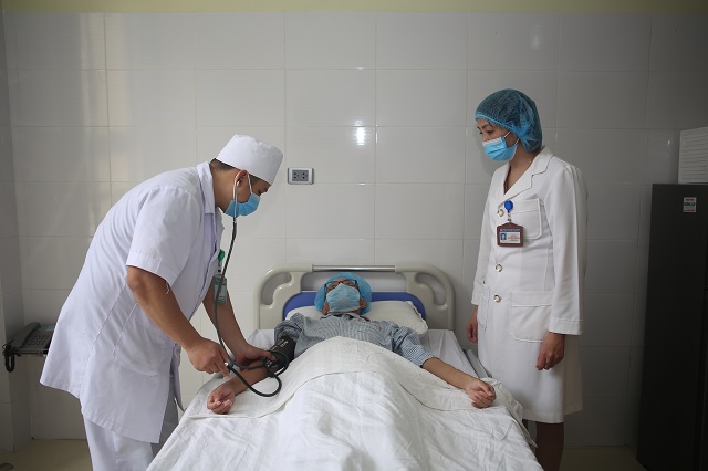 Các Bác sĩ, Điều dưỡng thăm khám cho bệnh nhân trước khi ra viện