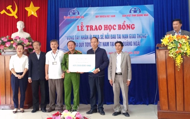 Quảng Ngãi: Quỹ Toyota Việt Nam trao học bổng hơn 400 triệu đồng cho học sinh