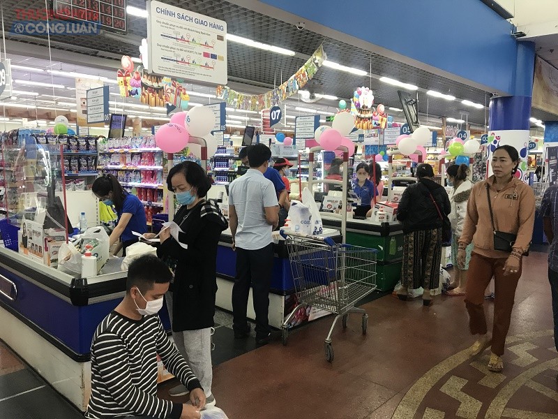 Người tiêu dùng mua sắm hàng hoá tại Co.opmart Quy Nhơn