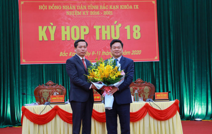 Ông Hoàng Duy Chinh - Bí thư Tỉnh ủy, Trưởng đoàn đại biểu Quốc hội tỉnh Bắc Kạn (bìa phải) tặng hoa chúc mừng ông Nguyễn Long Hải - tân Chủ tịch UBND tỉnh.