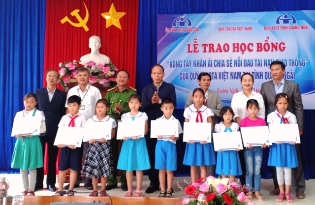 Các em học sinh nhận học bổng từ Quỹ Toyota Việt Nam