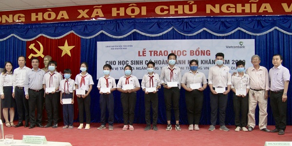 Lãnh đạo Hội Khuyến học huyện và Vietcombank - Chi nhánh Bình Dương trao học bổng cho các em học sinh.