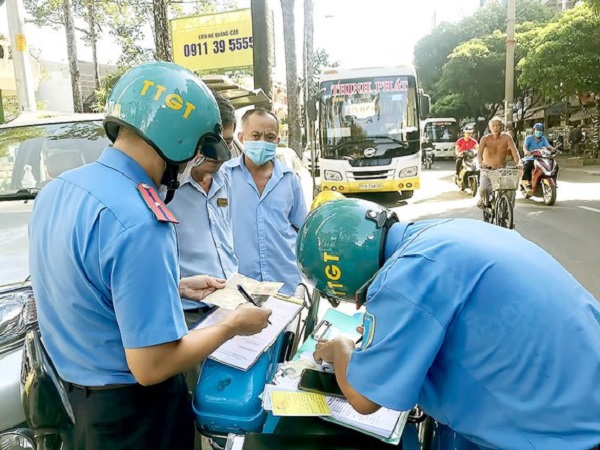 TPHCM: Ra quân xử lý xe đón, trả khách trá hình