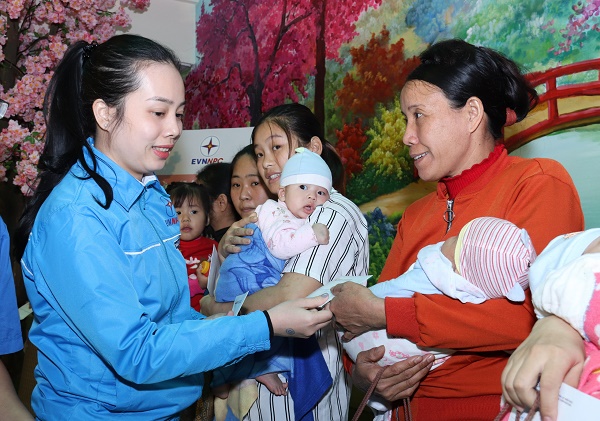 Đồng chí Trịnh Thị Kim Ngân – Bí thư Đoàn thanh niên EVNNPC phấn khởi trao quà cho các bệnh nhân nhi