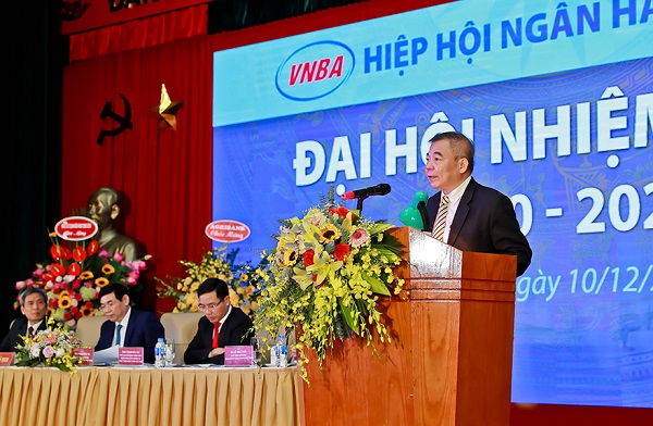 Ông Nguyễn Viết Mạnh - Thành viên HĐTV Agribank phát biểu tham luận tại Đại hội