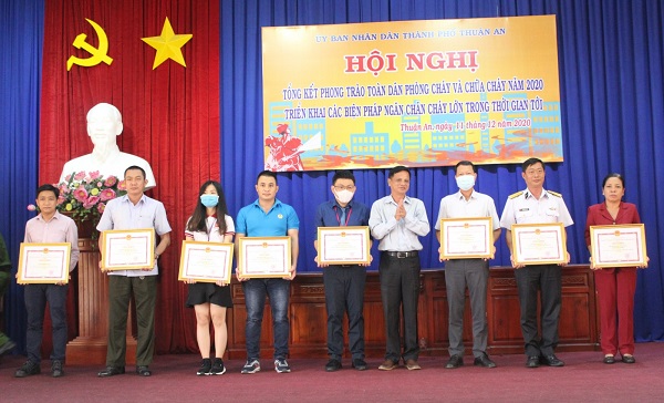 Lãnh đạo TP.Thuận An tặng giấy khen cho các tập thể có thành tích trong phong trào toàn dân PCCC.