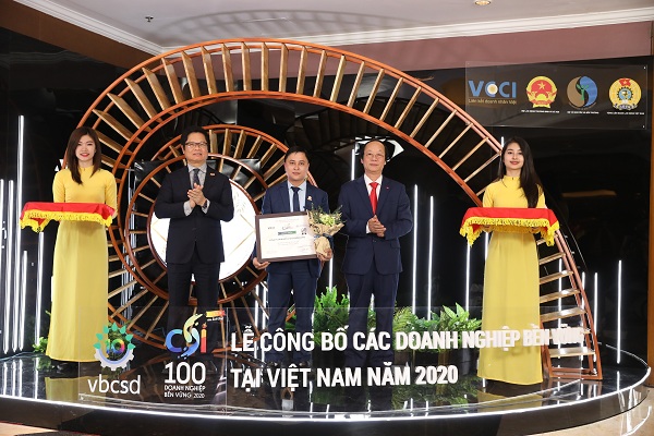 Đại diện lãnh đạo Công ty Yến Sào Khánh Hòa lên nhận bằng chứng nhận CSI 2020