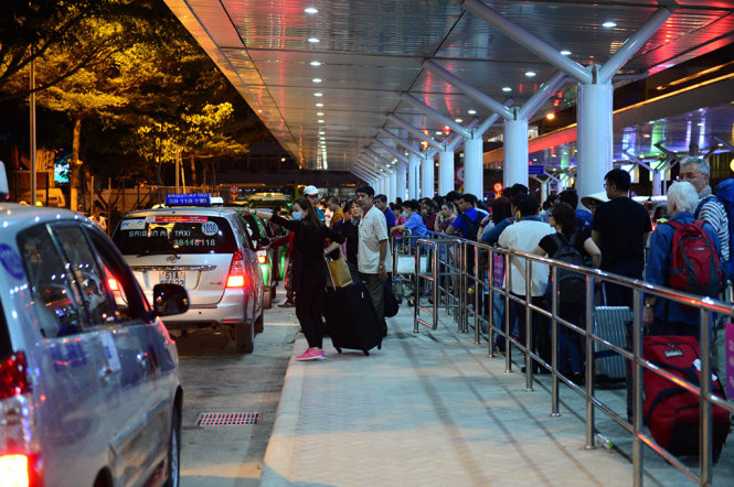 Phương án phân làn mới tại sân bay Tân Sơn Nhất gây rất nhiều khó khăn, phiền hà cho hành khách (Ảnh minh họa)