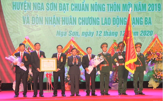 Lại Thế Nguyên, Phó Bí thư Thường trực Tỉnh ủy trao Huân chương Lao động hạng ba của Chủ tịch nước cho Đảng bộ, chính quyền và Nhân dân huyện Nga Sơn.
