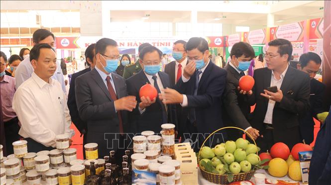 Điểm cầu Trung tâm Hội chợ Triển lãm Kim Thành (Lào Cai) bố trí 28 gian hàng trưng bày, giới thiệu sản phẩm của 80 doanh nghiệp, hợp tác xã trong và ngoài tỉnh Lào Cai. (Ảnh: Hương Thu - TTXVN)
