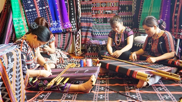 Trao tặng , truy tặng danh hiệu “Nghệ nhân Nhân dân”, “Nghệ nhân Ưu tú” trong lĩnh vực thủ công mỹ nghệ