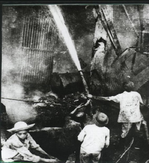 Những người công nhân điện Hòn Gai đang phối hợp với các chiến sỹ Công an cứu hỏa dập lửa khu vực trung tâm điều khiển nhà máy sau trận đánh ác liệt của máy bay Mỹ ngày 9/5/1972