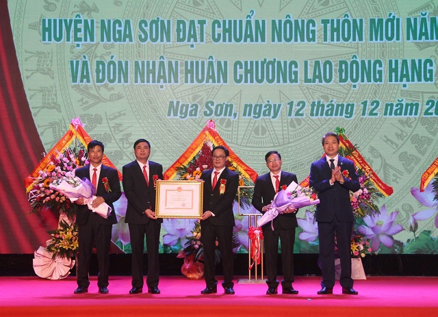 Lê Đức Giang, Tỉnh ủy viên, Phó Chủ tịch UBND tỉnh trao Quyết định công nhận huyện NTM của Thủ tướng Chính phủ cho đại diện Đảng bộ, chính quyền và Nhân dân huyện Nga Sơn.