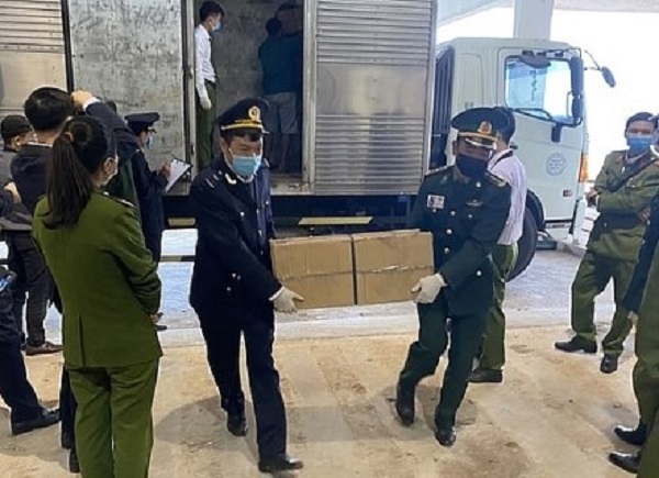 Quảng Trị: Phát hiện xe ô tô vận chuyển 1 tấn pháo, hơn 2 tấn gỗ nhập lậu