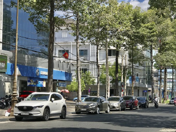 TPHCM: Lập phương án thu phí đậu xe trên lòng đường