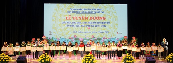 Các học sinh, sinh viên người dân tộc thiểu số tỉnh Vĩnh Phúc đạt giải cấp tỉnh được tặng giấy khen