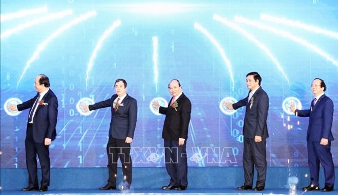 Thủ tướng Chính phủ Nguyễn Xuân Phúc cùng lãnh đạo một số bộ, ngành trung ương và lãnh đạo Tỉnh ủy, HĐND, UBND tỉnh tham gia nghi thức bấm nút chính thức động thổ Dự án