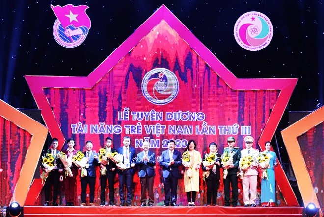 Nguyên Thường trực Ban Bí thư Phan Diễn và Giám đốc Học viện Chính trị quốc gia Hồ Chí Minh Nguyễn Xuân Thắng trao thưởng cho các tài năng trẻ tiêu biểu, xuất sắc.