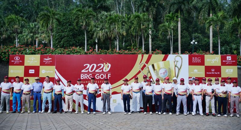 Một số golfer chụp ảnh lưu niệm trước ngày đầu tiên của Lễ hội BRG Golf Hanoi 2020