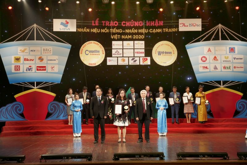 Bà Trần Tuyết Nhung, Phó Tổng Giám đốc Tập đoàn BRG nhận chứng nhận “Top 10 Nhãn hiệu nổi tiếng nhất Việt Nam 2020”