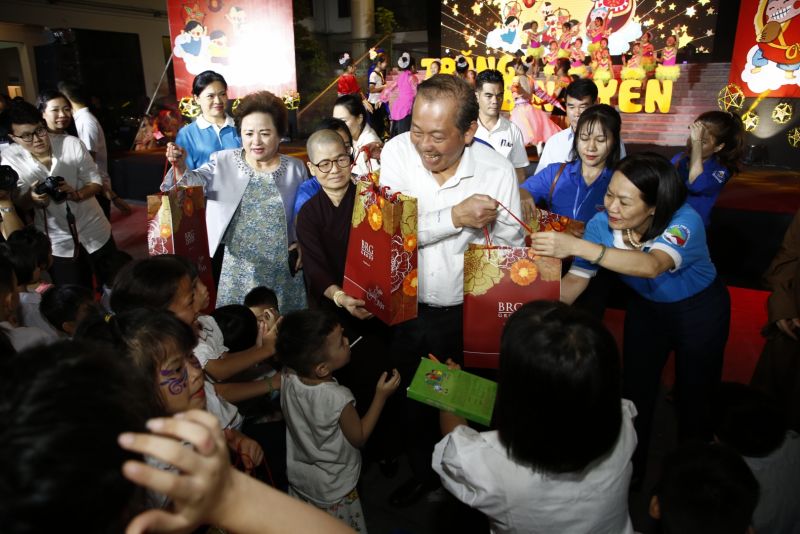 Phó Thủ tướng Thường trực Trương Hòa Bình cùng Madame Nguyễn Thị Nga, Chủ tịch Tập đoàn BRG tặng quà các cháu nhỏ nhân dịp Tết Trung thu