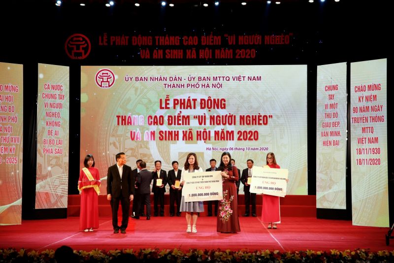 Bà Trần Tuyết Nhung – Phó Tổng Giám đốc Tập đoàn BRG đại diện trao ủng hộ 1 tỷ đồng cho Quỹ “Vì người nghèo”