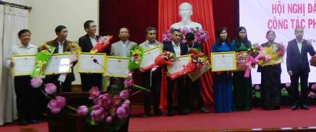 Ông Trần Minh Tích (đứng đầu bên trái) đại diện Tạp chí Thương Hiệu& Công Luận nhận bằng khen của chủ tịch UBND tỉnh Thừa Thiên Huế
