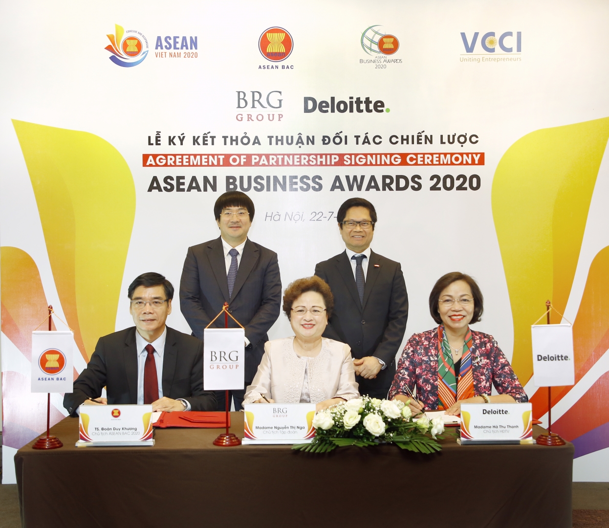 Ông Đoàn Duy Khương, Chủ tịch ASEAN BAC 2020, Madame Nguyễn Thị Nga, Chủ tịch Giải thưởng ABA 2020 (ngồi giữa), và Madame Hà Thị Thu Thanh, Chủ tịch HĐTV Deloitte Việt Nam ký thỏa thuận đối tác chiến lược cho Giải thưởng ABA 2020