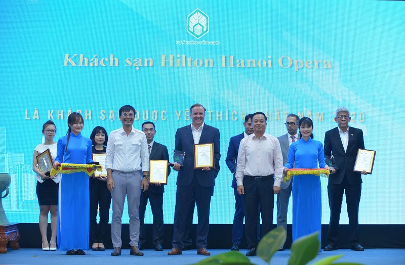 Đại diện Khách sạn Hilton Hà Nội Opera nhận chứng nhận “Khách sạn được yêu thích nhất” trong chương trình bình chọn Dự án đáng sống 2020