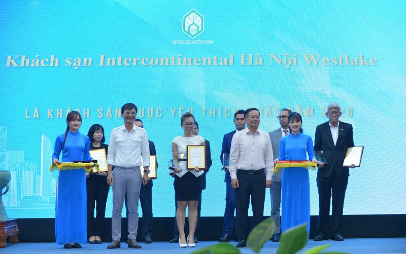 Đại diện Khách sạn InterContinental Hà Nội Westlake nhận chứng nhận “Khách sạn được yêu thích nhất” trong chương trình bình chọn Dự án đáng sống 2020