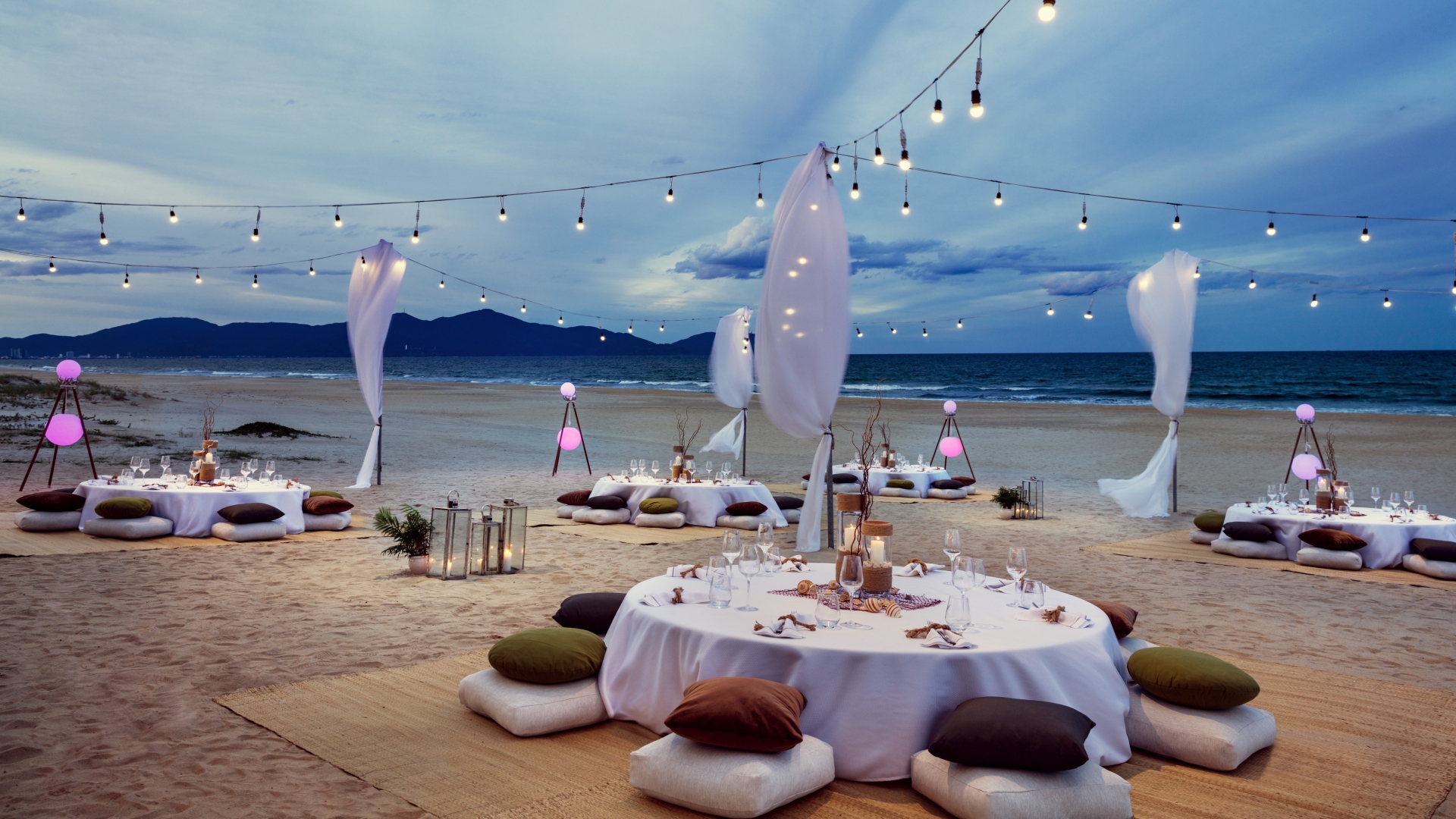 Tiệc tối bên bờ biển đầy lãnh mạn tại Sheraton Grand Đà Nẵng Resort