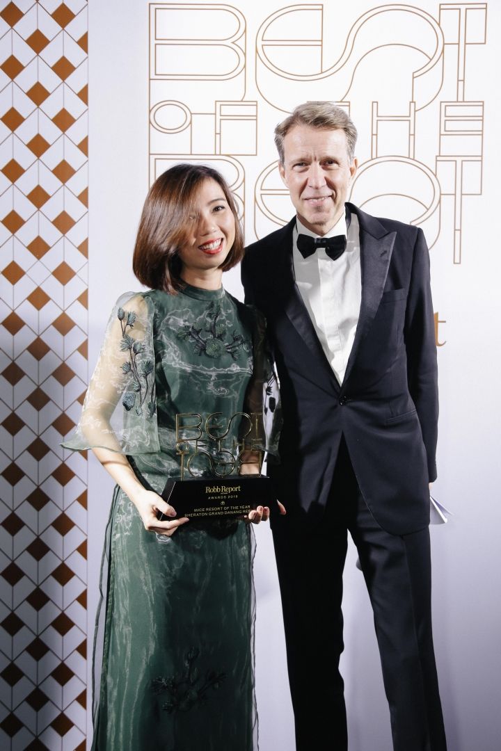 Đại diện Sheraton Grand Đà Nẵng Resort nhận giải thưởng MICE Resort of the Year