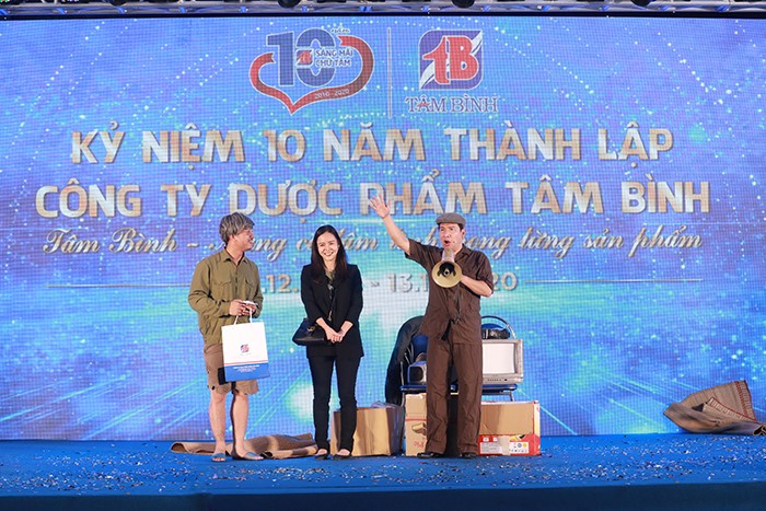 NSƯT Quang Thắng và các nghệ sĩ biểu diễn trong buổi lễ