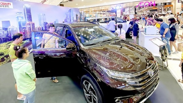 Trưng bày nhiều mẫu ô tô mới tại Aeon Mall Bình Tân, TP.HCM.