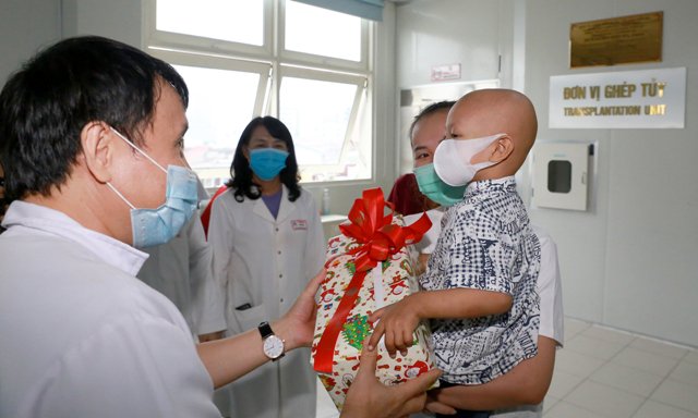GS,TS Phạm Như Hiệp- Giám đốc BVTW Huế tặng hoa và quà cho cháu bé khi được xuất viện
