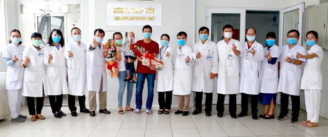 Đội ngũ Thầy thuốc BVTW Huế mừng vui khi điều trị thành công cho cháu Phan Đình Kh..