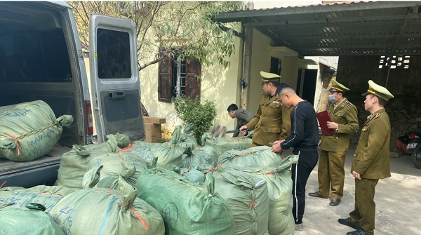 Thu giữ 700 hộp phấn mắt 16 màu nhãn hiệu hiệu Tutu Kaqi Color Palette cùng hàng nghìn sản phẩm nhập lậu